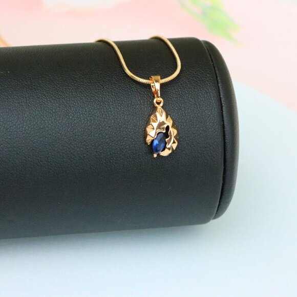 "Teardrop Blue Stone Pendant with Textured Gold Plated Leaf Design, XPPT1721 - Picture 6 of 13